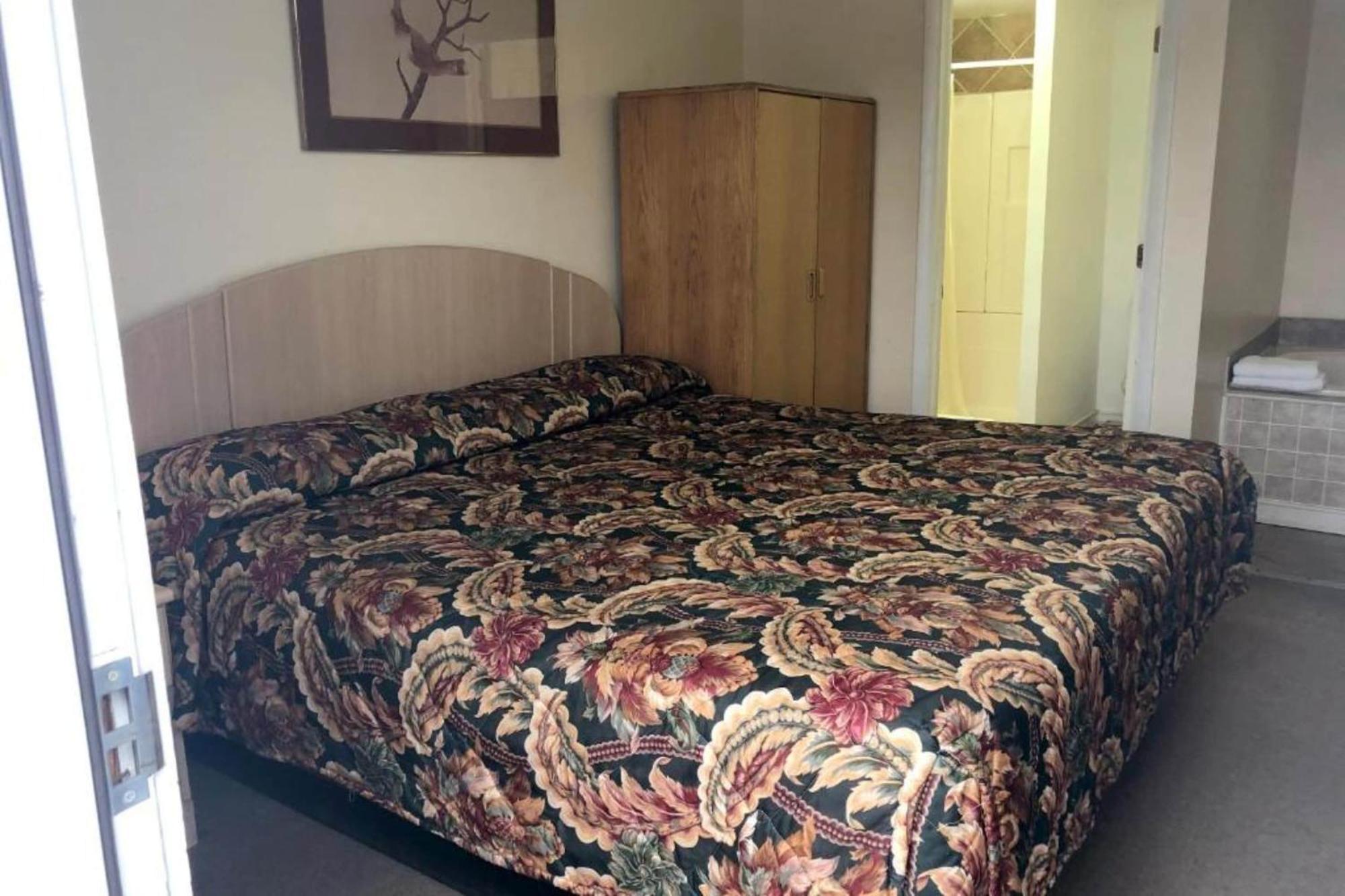 Oyo Hotel Starlite Сенека Фолс Екстериор снимка