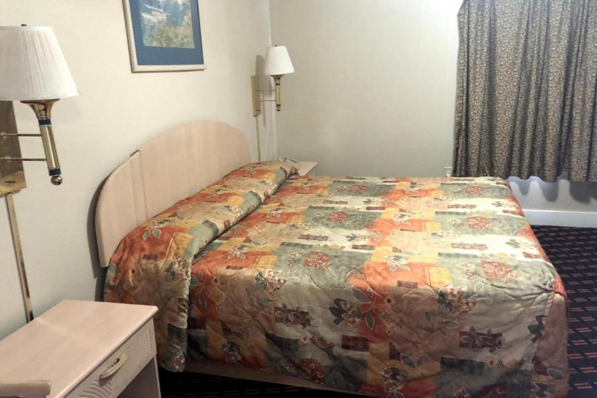 Oyo Hotel Starlite Сенека Фолс Екстериор снимка