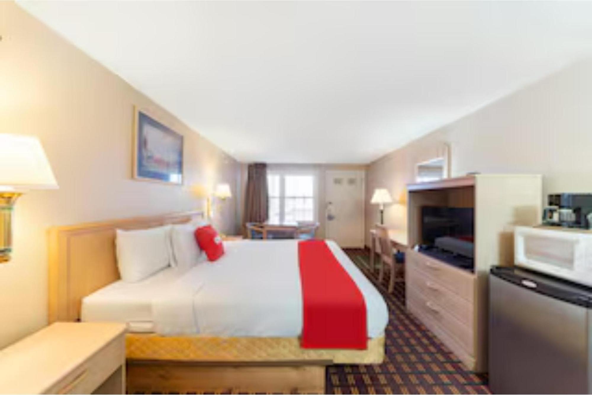 Oyo Hotel Starlite Сенека Фолс Екстериор снимка